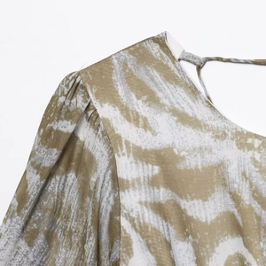 Vestido estampado mujer primavera 2025 con cintura hueca y cuello plisado