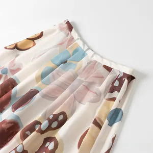 Nahaufnahme von Chiffonrock-Stoff mit Blumenmuster und feiner Taillen-Nahtführung