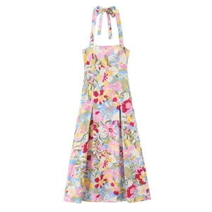 Détail de l'imprimé floral tropical sur une robe trapèze dos nu pour les vacances
