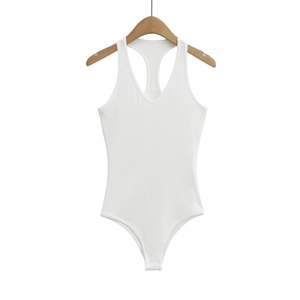 Détail du body en maille côtelée blanche avec décolleté en V et dos nageur sur cintre