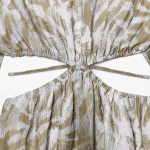 Vestido con cintura descubierta y estampado abstracto de mármol taupe y crema
