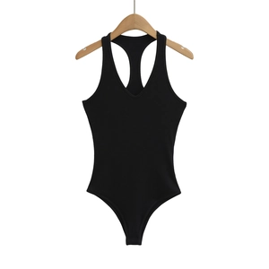 Détail d'un body noir à dos nageur avec tissu côtelé et coupe ajustée élégante