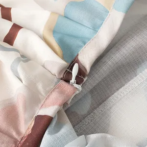 Detailaufnahme des verdeckten Reißverschlusses und der bunt bedruckten Stoffstruktur