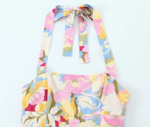 Détail de la robe licou à imprimé floral vibrant avec nœud papillon et col carré chic