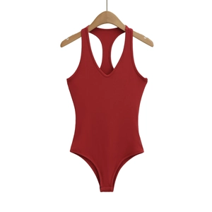 Vue détaillée d'un body côtelé rouge avec col en V profond, dos nageur et coupe échancrée