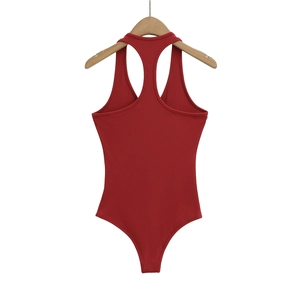 Gros plan d'un body en maille côtelée rouge foncé avec dos nageur et texture fine du tissu