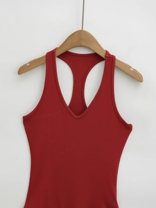 Détail d'un débardeur rouge côtelé dos nu avec col en V profond et tissu extensible