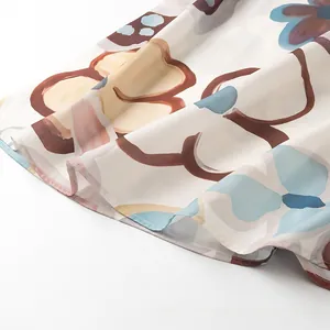 Detailaufnahme von Blumendruck-Stoff mit feinen Nähten und hochwertiger Textur