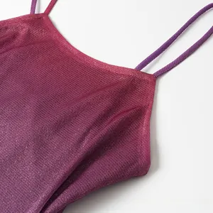 Détail de la robe caraco violette avec bordure en fourrure et sequins scintillants