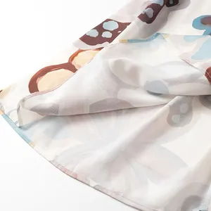 Makroaufnahme der Baumwoll-Leinen-Textur mit abstraktem Blumendruck und Saumdetails