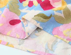 Gros plan sur la texture du tissu à fleurs et les finitions soignées de l'ourlet