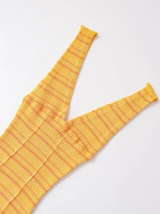 Détail de la maille côtelée avec des rayures horizontales jaune vif et orange intense
