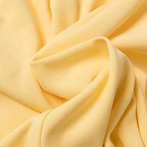 Détails de la maille fine et des plis jaune pastel sur la robe pour femmes