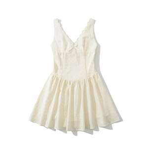 Détail du décolleté en V festonné avec petit nœud sur cette robe en dentelle française