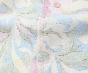 Vue détaillée des coutures de précision et de l'imprimé floral sur tissu en coton