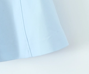 Detailansicht des hellblauen Oberteils mit Köperbindung und präzisen Nähten für Qualität
