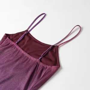 Détail du tissu à paillettes fuchsia avec de fines bretelles et une couture d'encolure nette