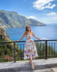 Vue détaillée de l'imprimé floral méditerranéen coloré sur la jupe mi-longue à taille haute