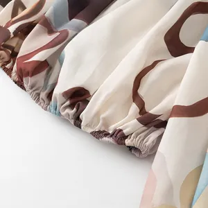Makroaufnahme elastischer Rüschenbündchen am bunten Top mit abstraktem Muster