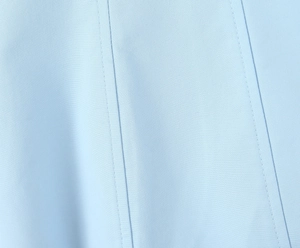 Detailaufnahme von hellblauem Twill-Stoff mit feinen parallelen Steppnähten