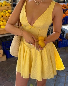 Vue détaillée de la robe française en dentelle jaune avec col en V et broderie