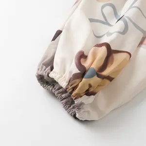 Nahaufnahme der elastischen Manschetten einer floralen Chiffonbluse mit braun-blauen Prints