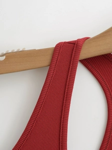 Détail de la texture en maille côtelée rouge et coutures du haut ajusté dos nu
