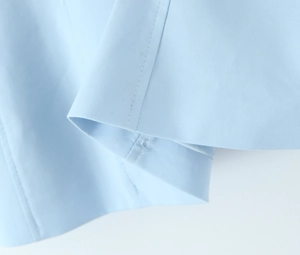 Detailaufnahme des himmelblauen Stoffes mit hochwertiger Naht und glatter Textilstruktur