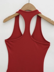 Détail de la texture en maille côtelée et du dos nu du débardeur rouge ajusté