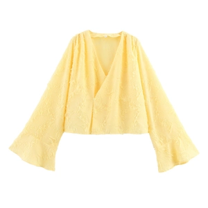 Haut court jaune pâle à col en V avec manches cloches et texture jacquard élégante