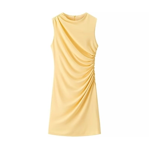 Robe courte élégante sans manches en satin jaune clair avec détails froncés sur fond blanc