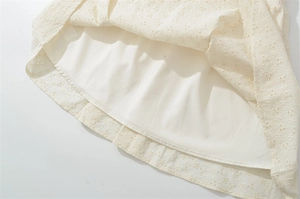 Gros plan détaillé sur la broderie anglaise crème avec une doublure douce et confortable