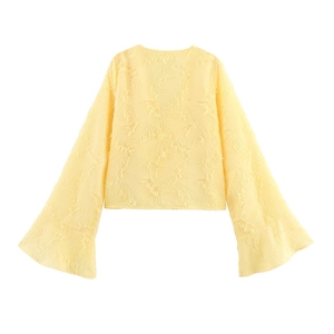 Chemisier jaune clair à manches longues en tissu texturé avec manches cloche élégantes