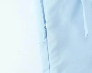 Nahaufnahme des hellblauen Slim-Tops mit unsichtbarem Reißverschluss und Stoffstruktur