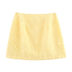 Ensemble chemise manches longues jaune pâle et mini-jupe texturée style mode de 2025