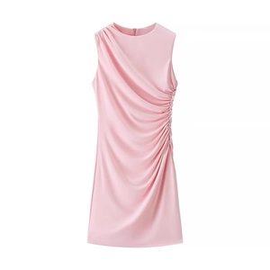 Robe courte sans manches rose ajustée avec fronces latérales élégantes et col rond