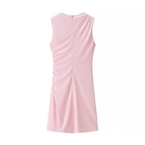 Mini robe sans manches rose avec détails plissés au dos et une encolure ronde