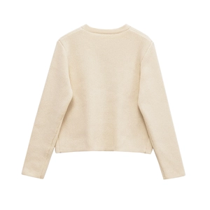 Maglione in maglia bianco crema minimalista con maniche lunghe e scollo rotondo sul retro