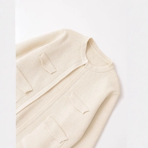 Cardigan chic in maglia crema con motivo testurizzato e quattro tasche frontali