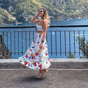 Ensemble de vacances deux pièces avec crop top et jupe midi fleurie au style méditerranéen