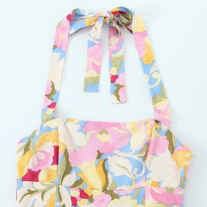 Robe dos nu d'été avec imprimé floral vintage rose et jaune sur tissu tissé premium