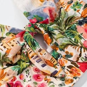 Détail de tissu à imprimé tropical avec nœud décoratif et motifs méditerranéens