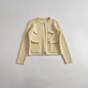 Cardigan elegante in maglia crema con girocollo e quattro tasche in uno stile rilassato