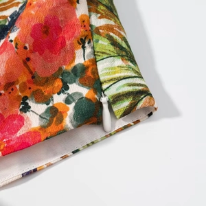 Vue détaillée de la fermeture éclair invisible et du tissu à fleurs pour cet ensemble jupe