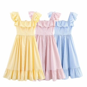 Trois élégantes robes d'été à carreaux jaune, rose et bleu avec détails de volants