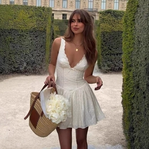 Robe Courte Style Français Col en V Broderie Anglaise Pour Femmes Dos Nu Ligne A Dentelle Nœud Sans Manches Robe d'Été Sexy