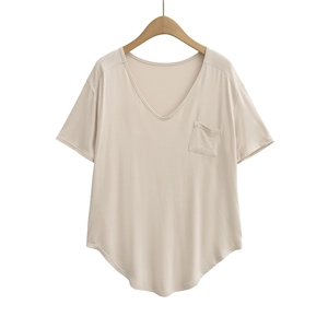 Detail of V-neck short sleeve top with chest pocket and curved hem in beige knit fabric