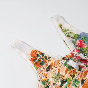 Détail de l'imprimé floral tropical sur top en coton blanc avec nœud au dos
