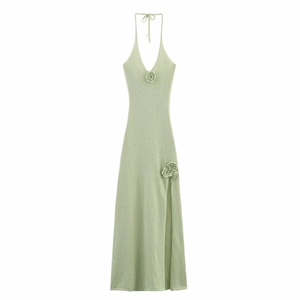 Texture tricotée détaillée de la robe dos nu vert clair avec ornements fleurs 3D