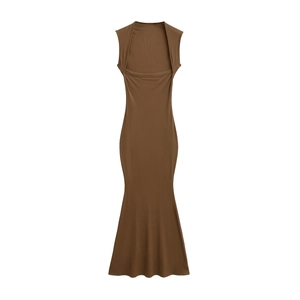 Dettaglio di un abito marrone senza maniche a costine con elegante orlo a sirena e taglio slim